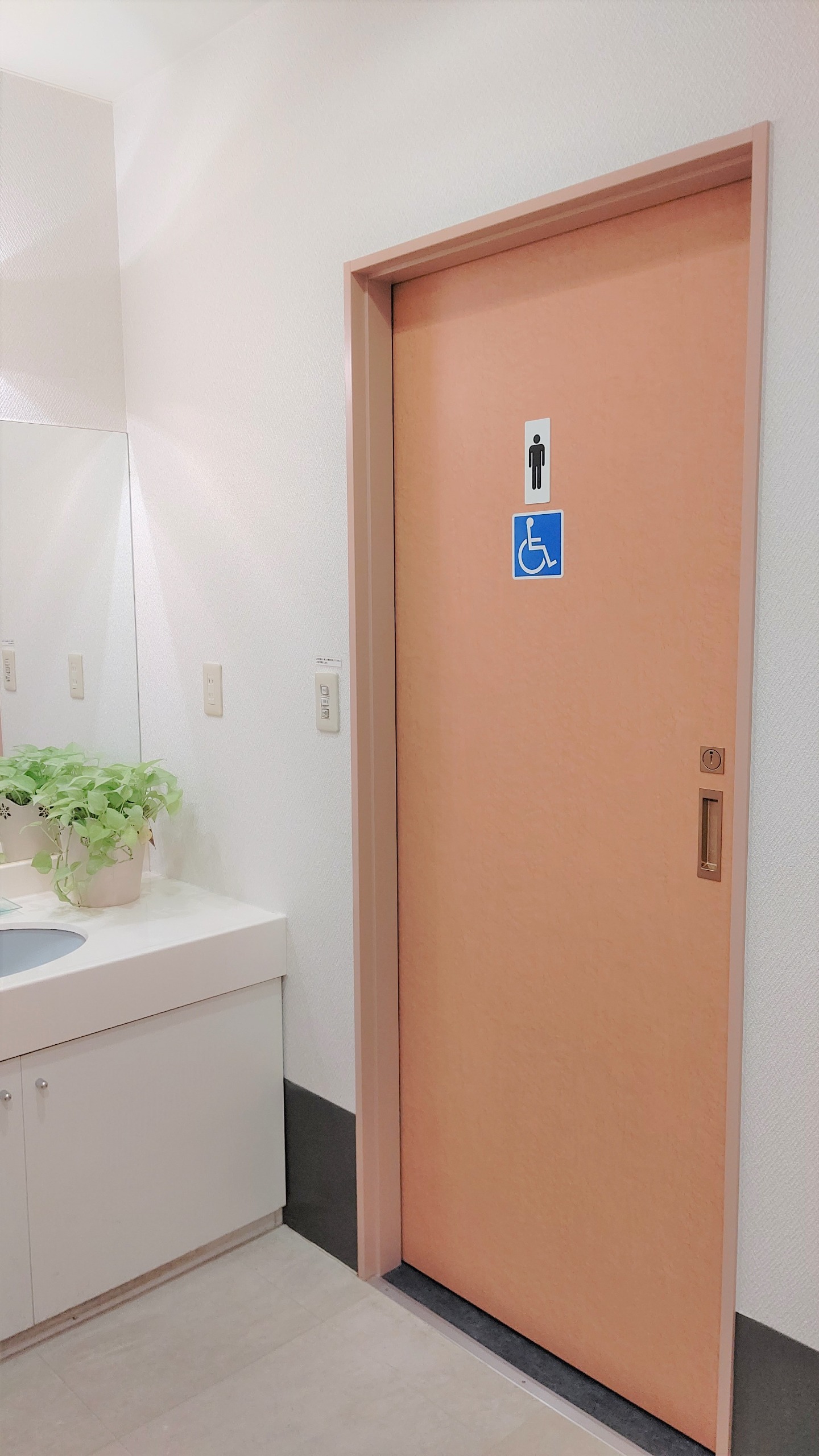 越谷市 内科｜しもかわクリニック男子トイレの画像